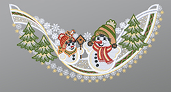 Fensterbild aus Plauener Spitze® - Schneemann Duo mit Vogelhaus #1W mehrfarbig